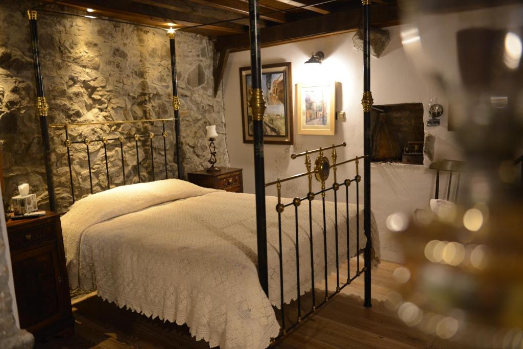 AlonaCrambero Suites的卧室配有带白色床单的天蓬床