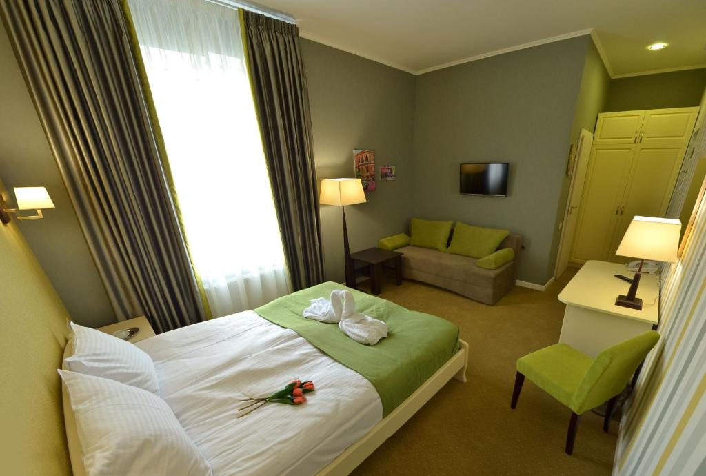 敖德萨Hotel Ajur的配有一张床和一把椅子的酒店客房