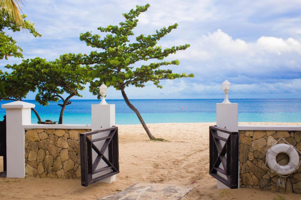 圣乔治戈雅哇海滩度假村 的海滩上的一个门,有树和海洋