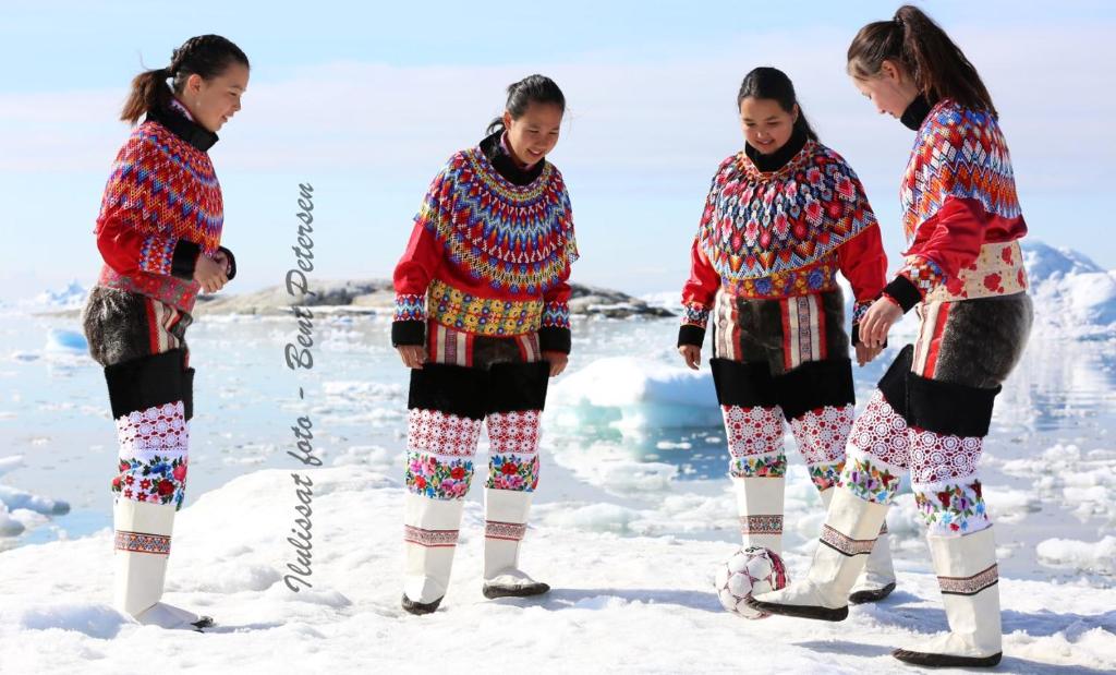 伊卢利萨特Ilulissat Apartment的一群站在雪中站着的女孩
