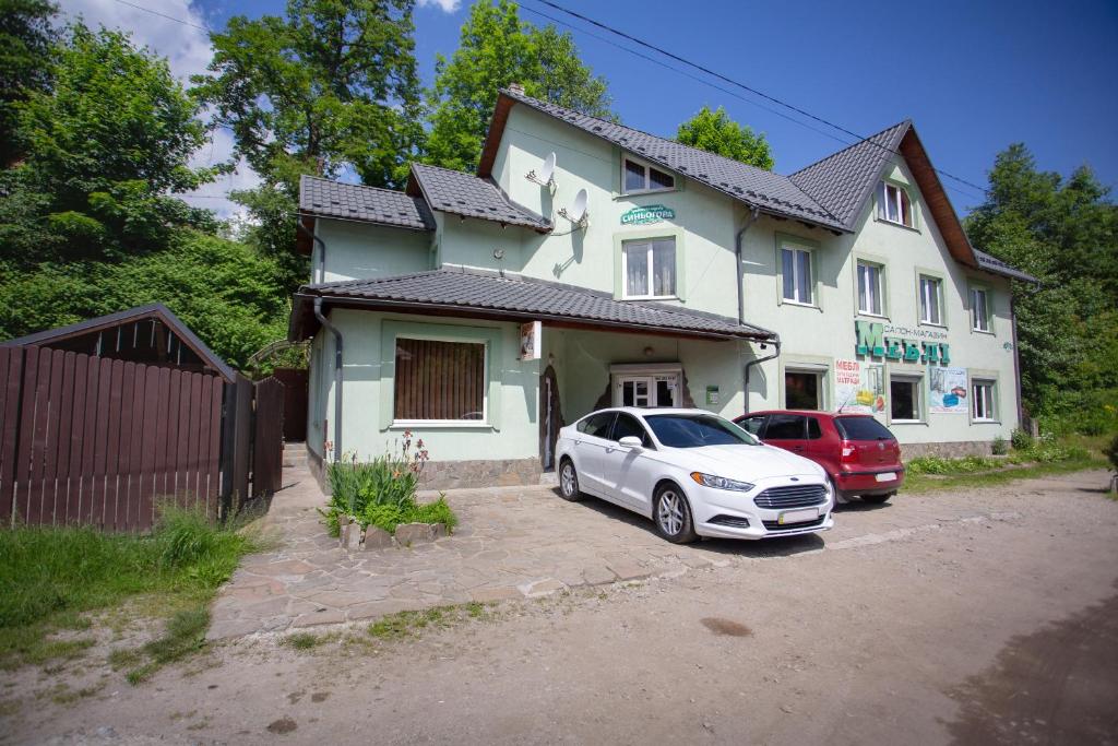 亚列姆切Synyogora的两辆汽车停在房子前面