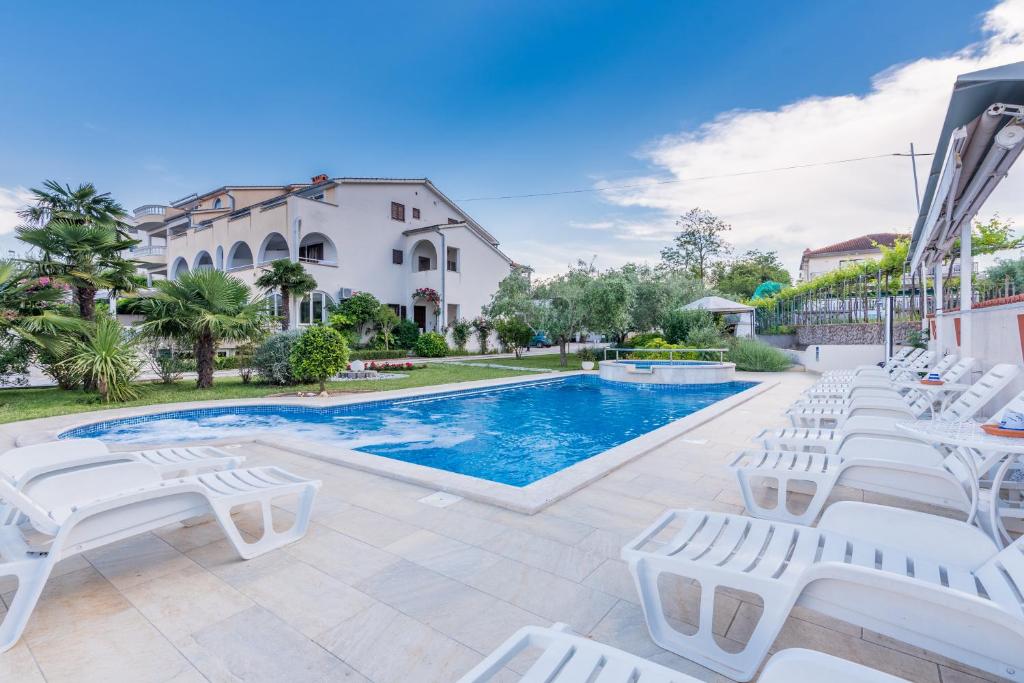 马林斯卡B&B Dujmović的别墅 - 带游泳池和躺椅