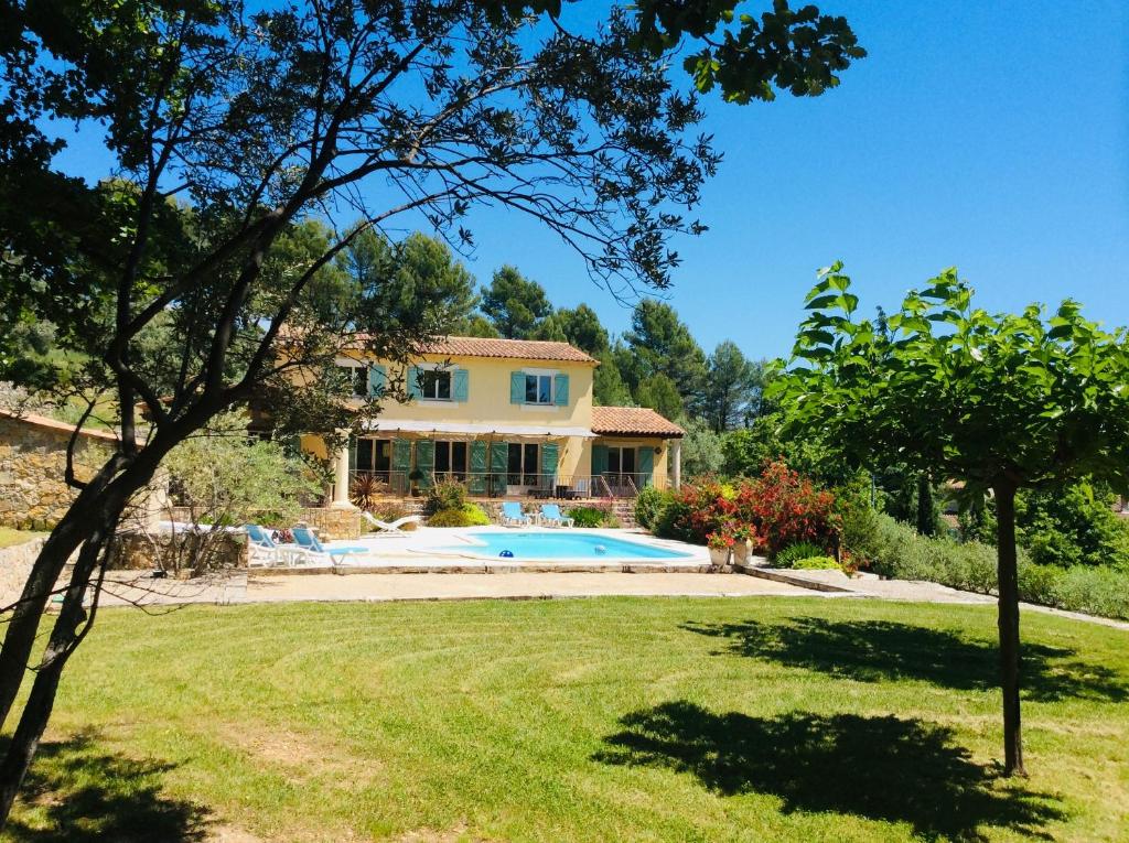 塞扬La Bastide des Cairns的一座带游泳池和庭院的房子