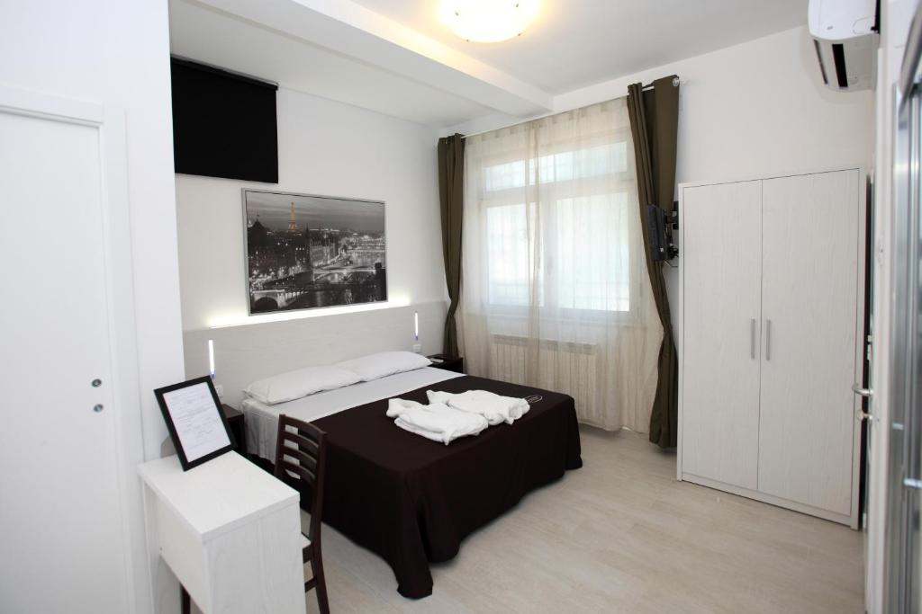 西维尔诺瓦·马尔凯Orchidea Rooms & Suites的一间卧室配有带毛巾的床