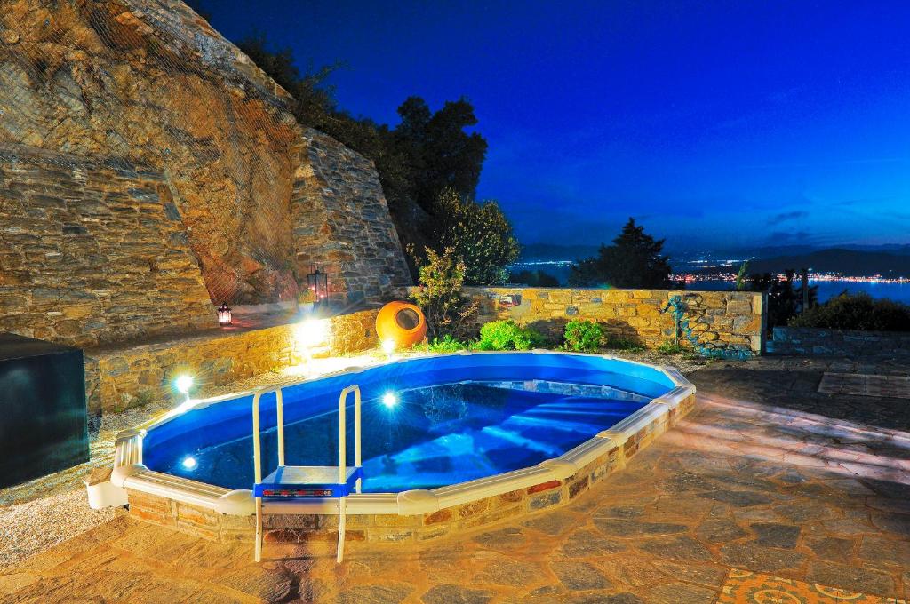 安吉斯乔治亚斯尼拉Pelion Goddess Villas的一座石头建筑里的大型游泳池