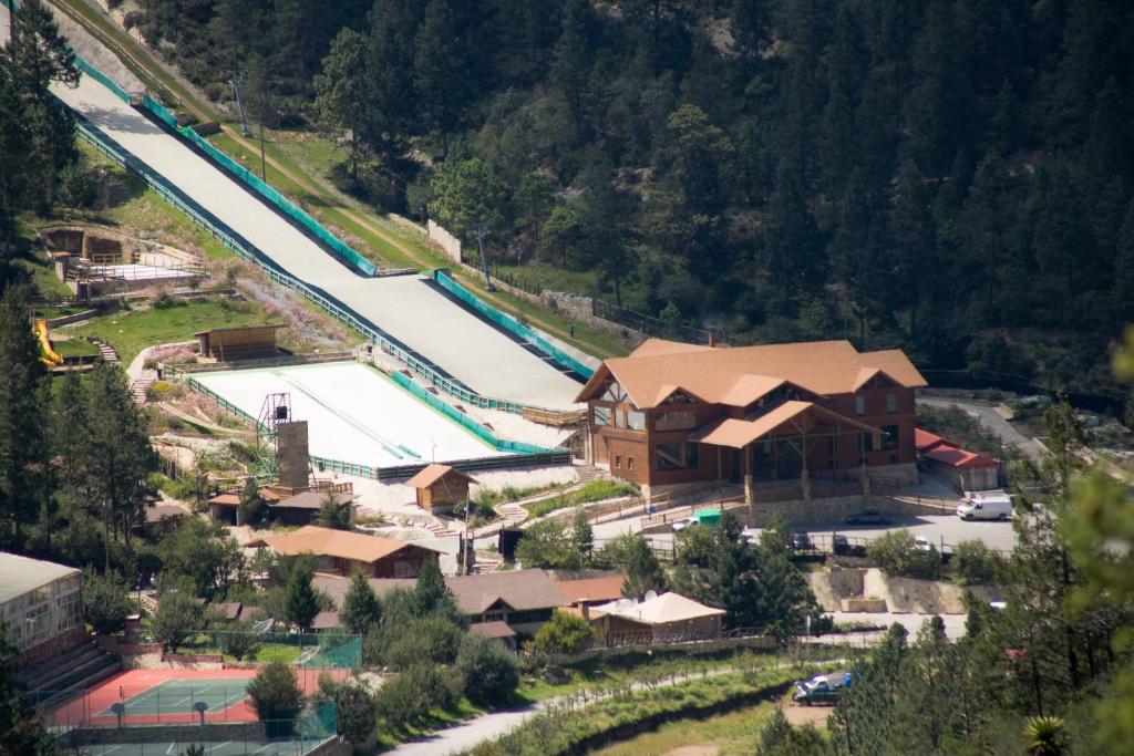 Mesa de las Tablas蒙特里尔森林酒店的享有带游泳池的度假村的空中景致