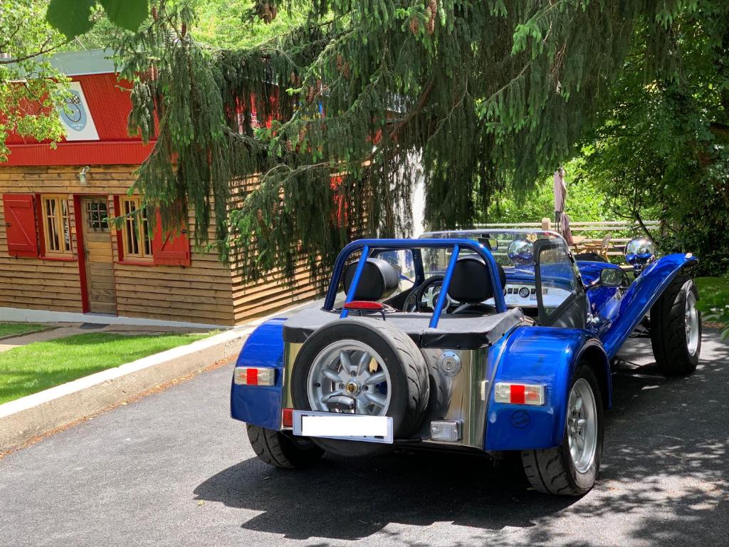 罗亚Classic Driver Home 1的停在房子前面的蓝色汽车
