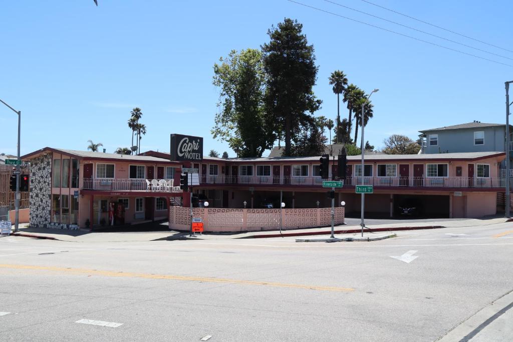 圣克鲁兹Capri Motel Santa Cruz Beach Boardwalk的大楼前的一个空停车位