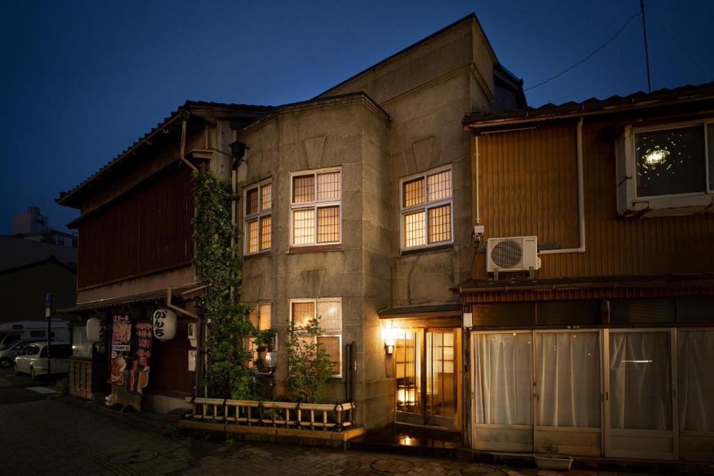 金泽Kanazawa Machiya Kenroku的街上的一座老建筑