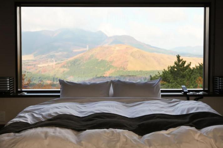 由布市Okuyado Buaiso的一张带大窗户的山景床