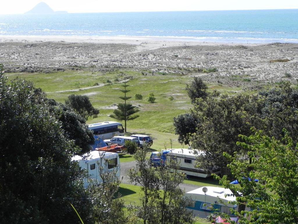 奥波蒂基Tasman Holiday Parks - Ohiwa的一群人停在海滩旁