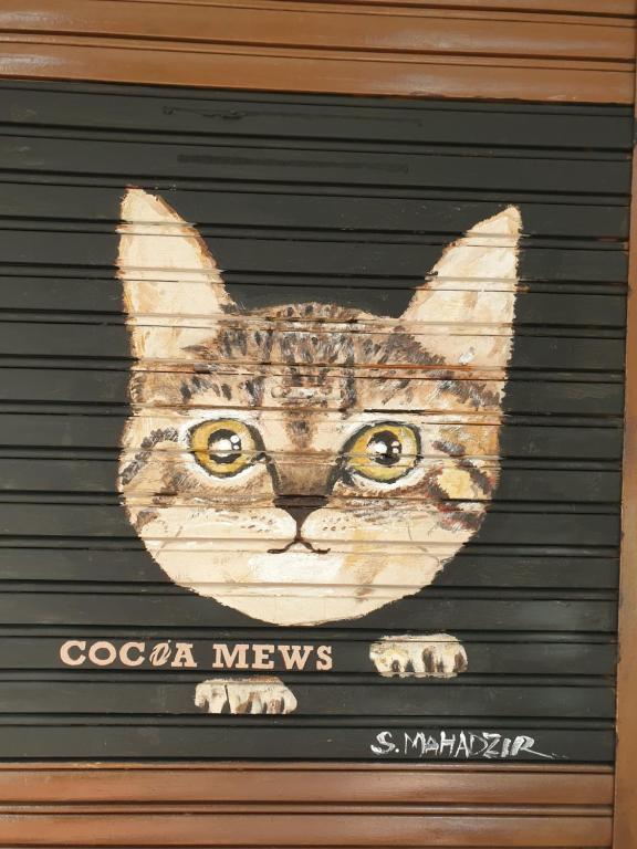 乔治市可可喵咖啡馆和民宿的车库门上一幅猫的画
