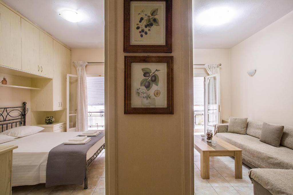 科孚镇Beautiful Corfu City Apartment的一间卧室配有一张床,客厅配有沙发