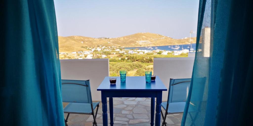 利瓦迪奥Ammonitis的蓝色的桌椅,享有城市美景