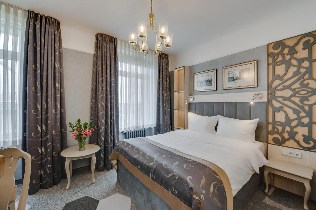 里加塞玛拉美特罗波酒店的酒店客房,配有一张床和吊灯