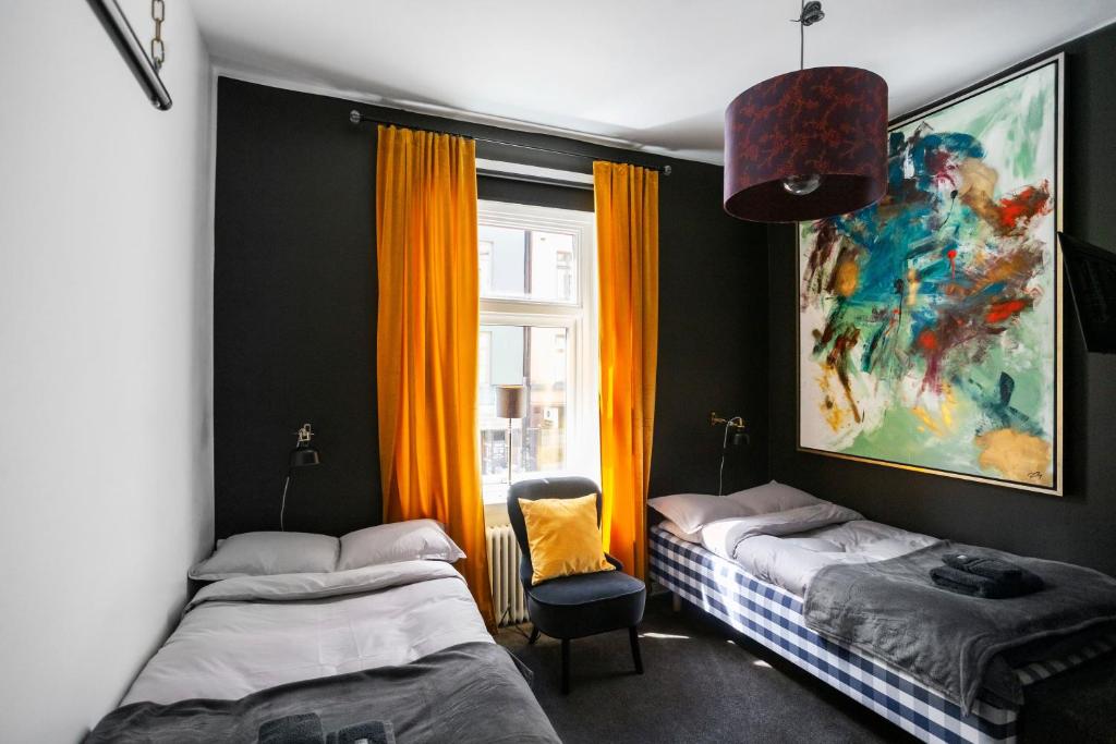 斯德哥尔摩Eight Rooms的一间卧室设有两张床和窗户。