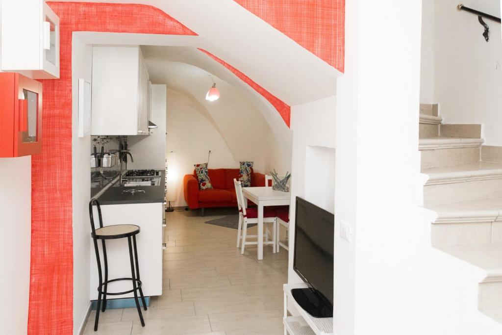 基耶蒂B&B Teate的厨房以及带红色和白色墙壁的客厅。