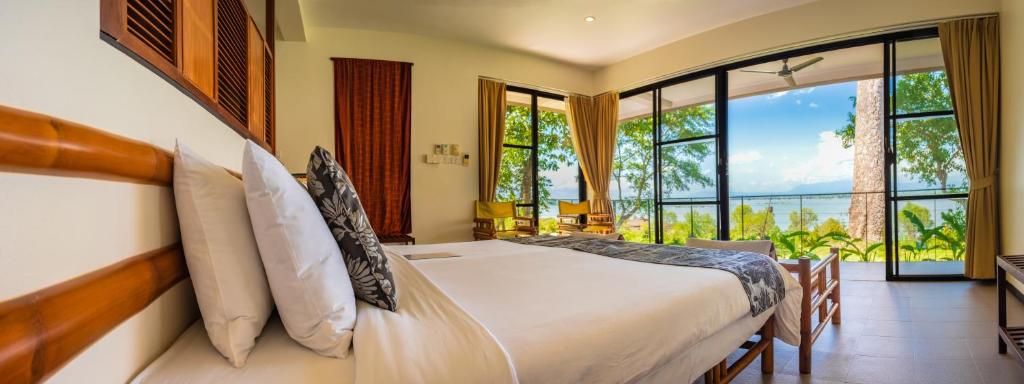 占巴塞河度假酒店的一间卧室设有一张床和一个大窗户