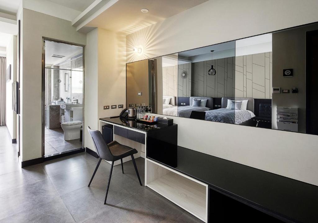 花莲市非住不可民宿的酒店客房设有书桌和卧室。