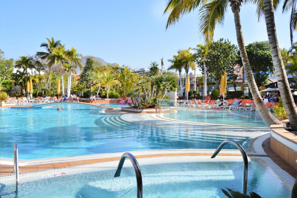 美洲海滩欧洲公园俱乐部 - 全包式度假酒店的度假村内一座种有棕榈树的大型游泳池