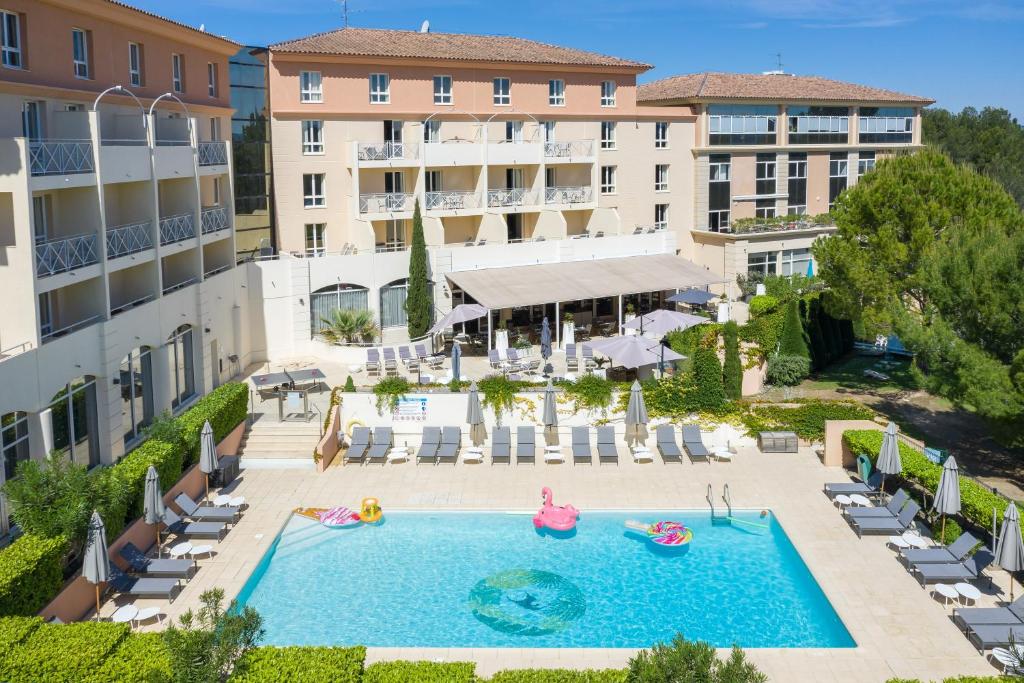 普罗旺斯艾克斯快乐文化波第酒店的享有酒店空中美景,设有游泳池