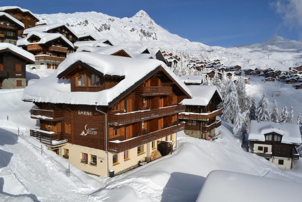 贝特默阿尔卑斯拉朗酒店的山地雪地滑雪小屋