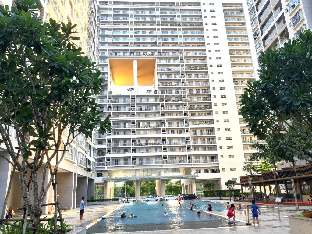 胡志明市Scenic Valley Suite的一座大型建筑,前面设有一个游泳池