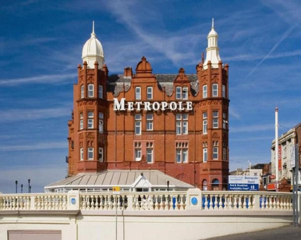 布莱克浦大都会酒店的一座大型红砖建筑,上面有标志