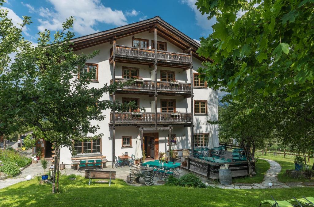 瓦尔腾斯堡昂可立瓦酒店的一座带游泳池和庭院的房子