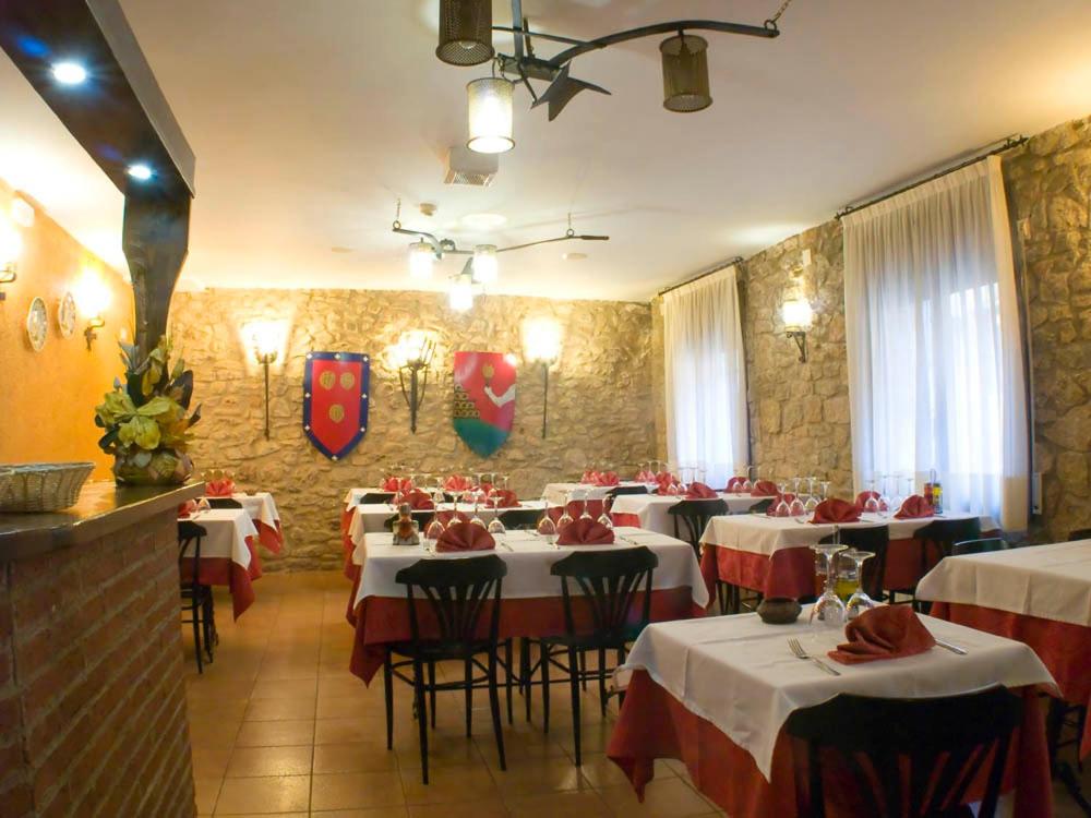 勃朗峰Fonda Bohemia Riuot的餐厅设有红色和白色的桌椅