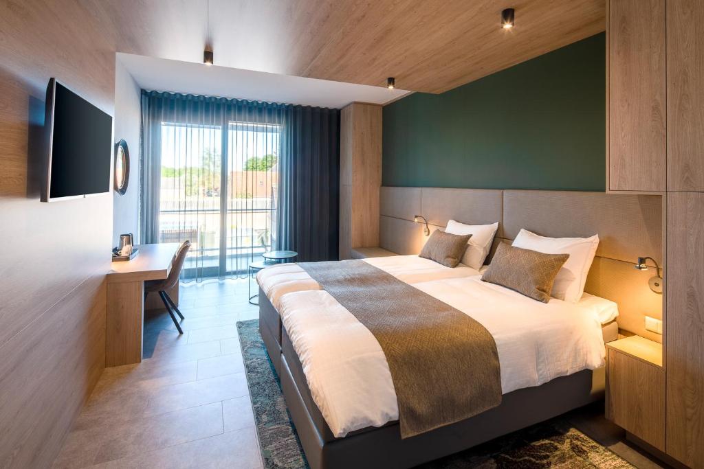 WintelreHotel 46的酒店客房设有一张大床和一张书桌。