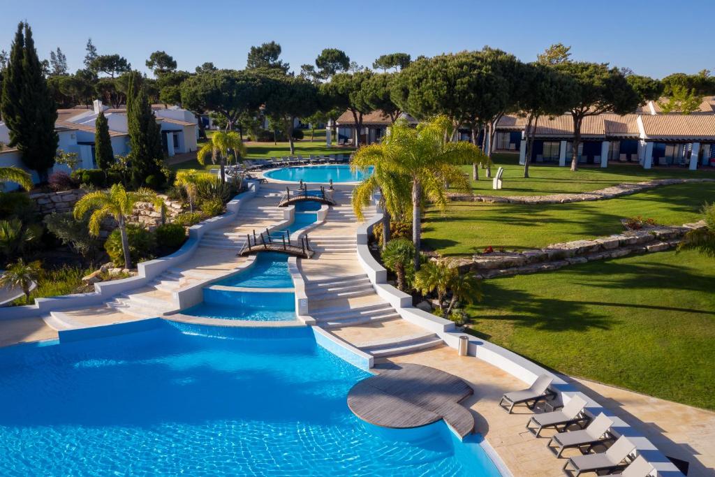 维拉摩拉佩斯塔纳维拉阳光高尔夫度假酒店的享有度假村游泳池的空中景致