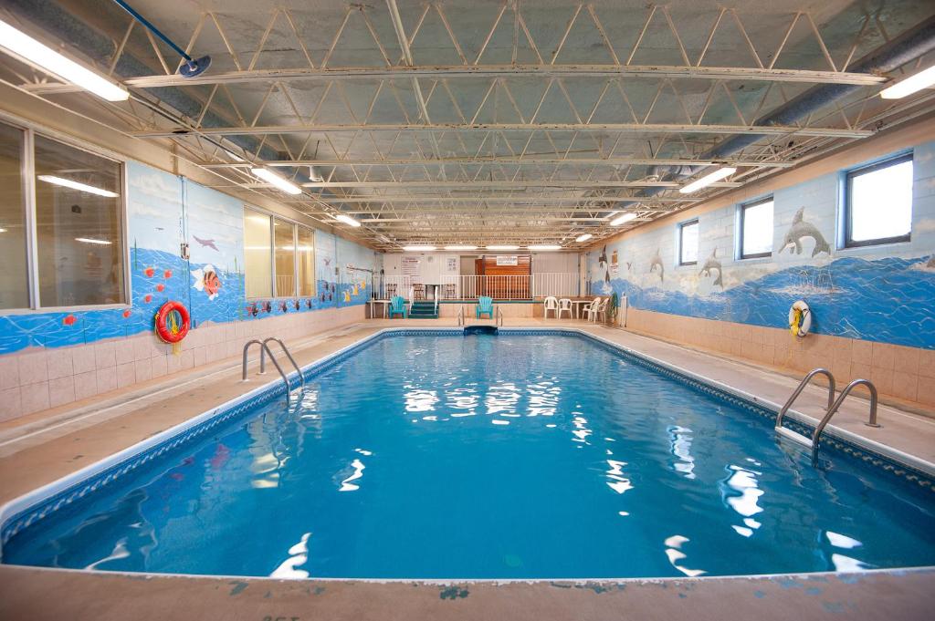Cornwall荷兰旅馆的蓝色海水健身房内的游泳池