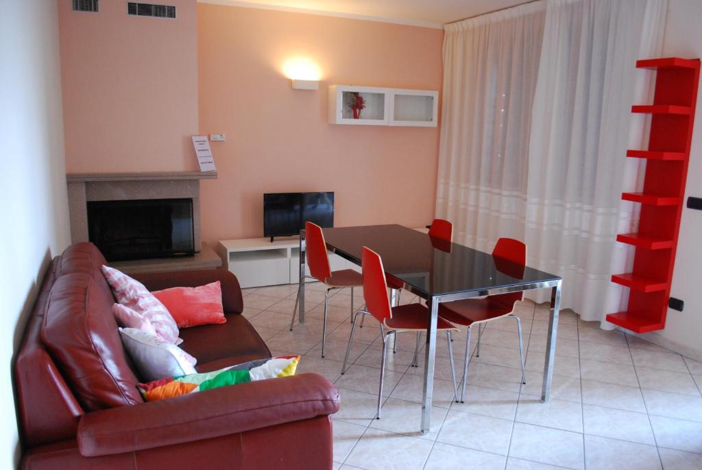 佩鲁贾Villa Flora的客厅配有沙发和桌椅