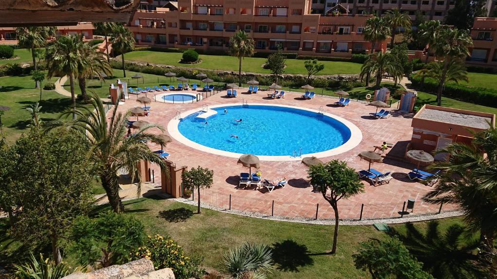卡萨雷斯Casares del Sol Penthouse的享有度假村内大型游泳池的顶部景致