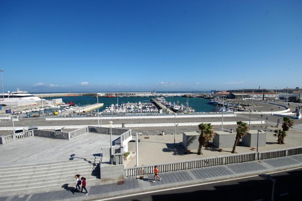 塔里法Livingtarifa Apartamento El Puerto的一群人走在码头周围