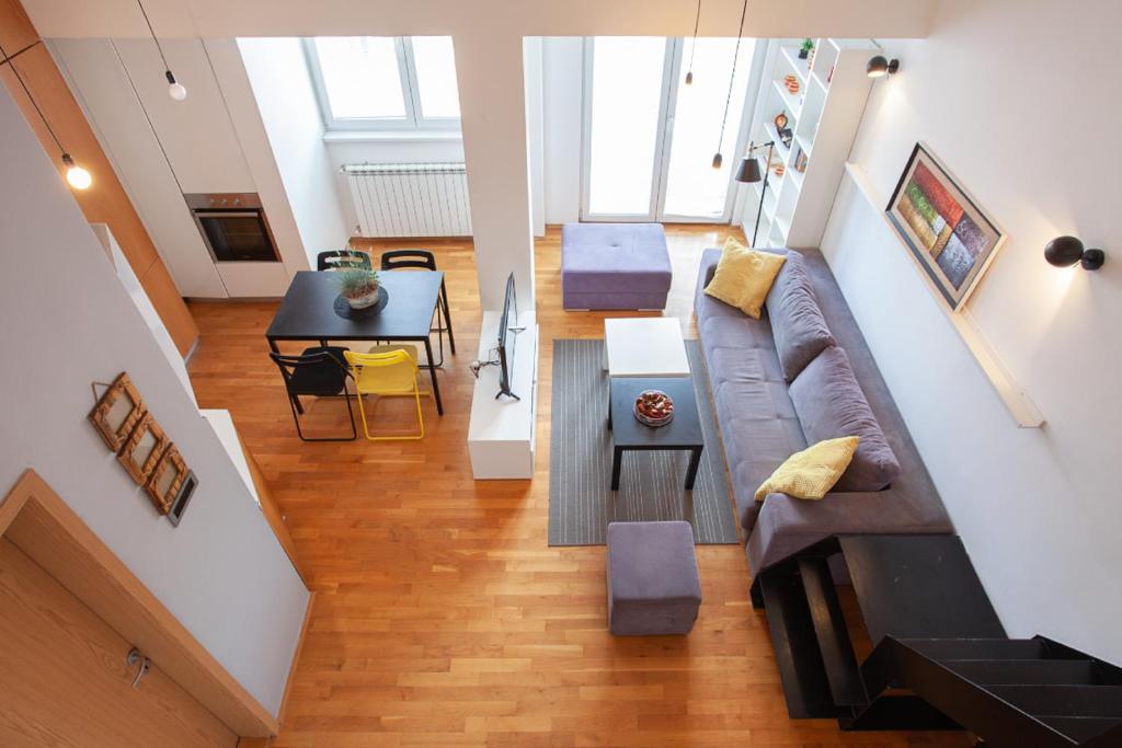 斯科普里城市服务公寓的客厅配有沙发和桌子
