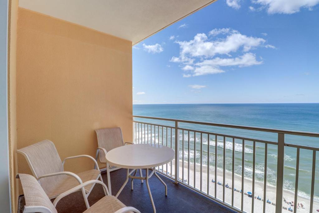 巴拿马城海滩Sterling Reef的一个带桌椅的海景阳台