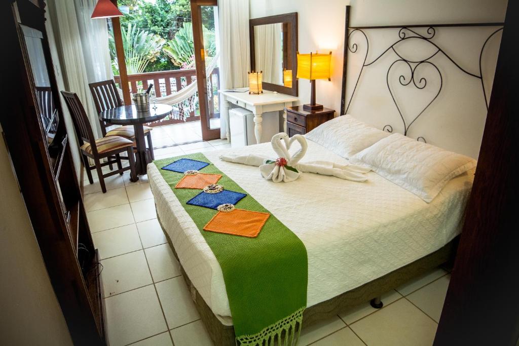 伊塔卡雷伊塔卡雷卡塞斯港宾馆的一间卧室,配有一张床,床上有一个弓