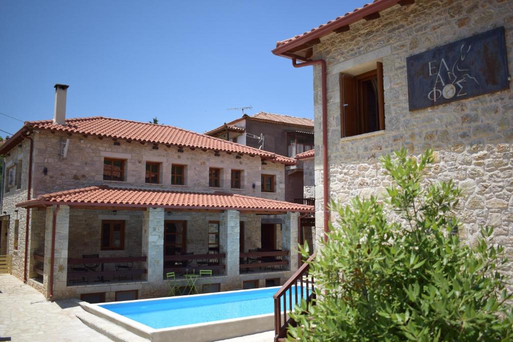 埃利尼科Elafos Spa Hotel的一座房子,旁边设有游泳池
