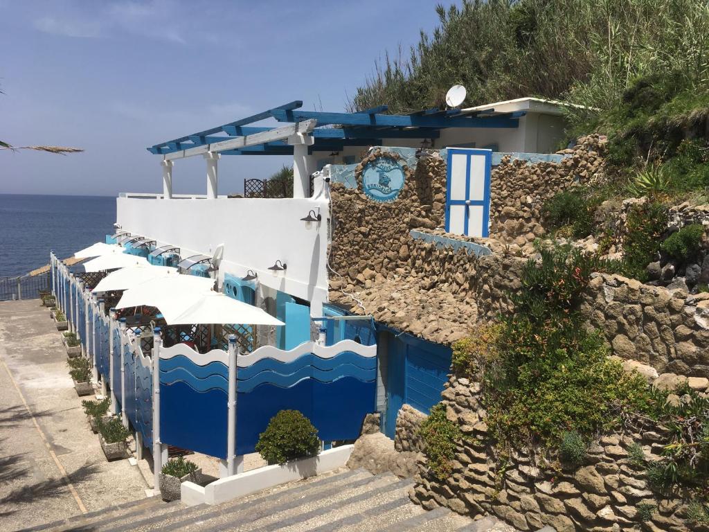 普罗奇达Azzurromare Residence的靠近大海的蓝色和白色建筑
