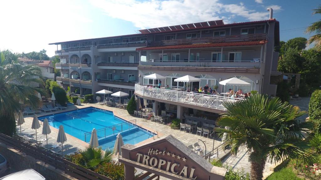 卡尼奥提Tropical的享有酒店空中美景,设有游泳池