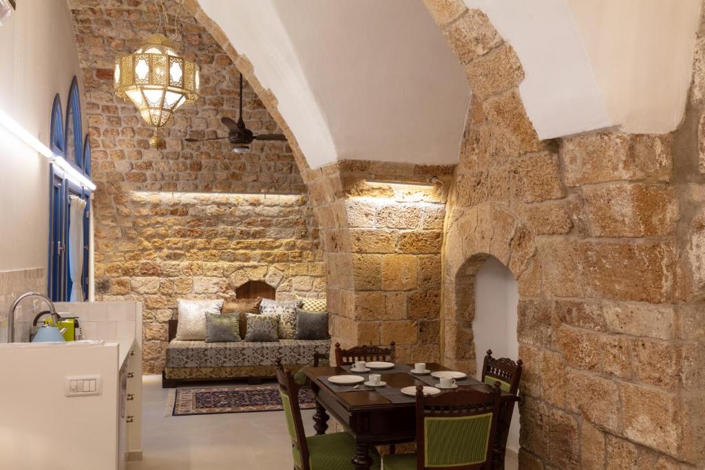 阿卡Alma的一间设有桌子和石墙的用餐室
