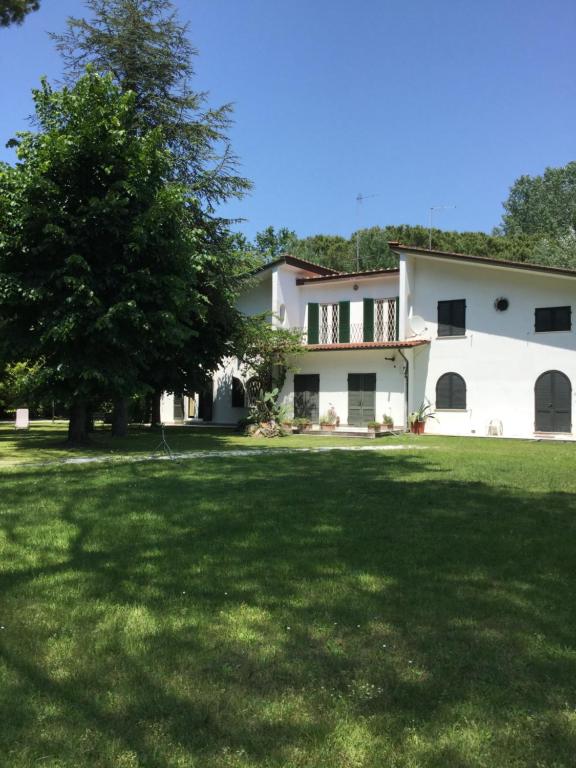 马萨Villa Poveromo的院子中一棵树的白色大房子