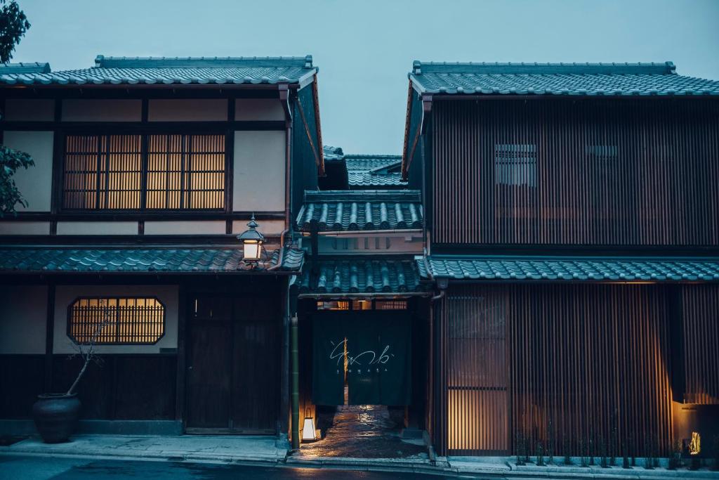 京都Luxury hotel SOWAKA的一组建筑,前面有一个门
