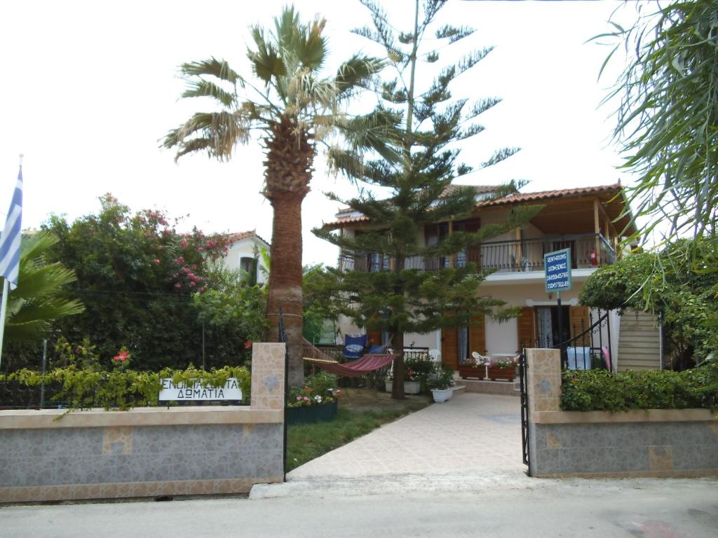 卡拉马孔恩娜斯别墅酒店的房屋前的棕榈树