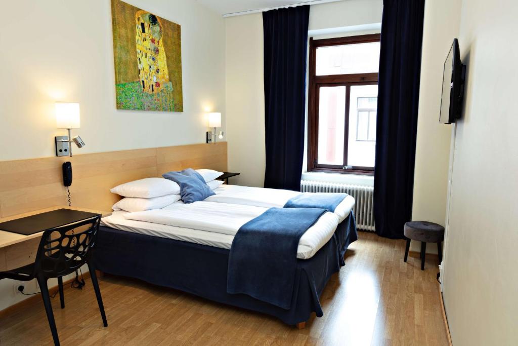 哥德堡Center Hotel- Sure Hotel by Best Western Center的一间卧室配有一张床、一张书桌和一个窗户。