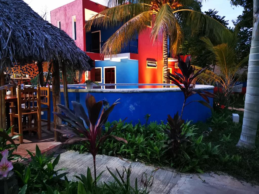 巴利亚多利德Casa Xu´unan的蓝色和红色建筑的度假村