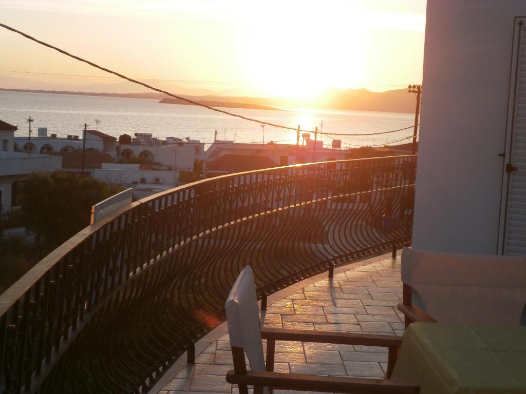 迈加洛丘里Flisvos House的日落时分享有海洋美景的阳台