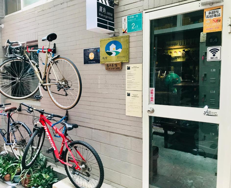 台南广角民宿 的两辆自行车停在大楼的一侧